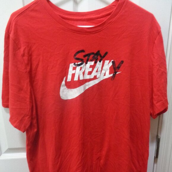 Nike Men's Stay Freaky Red T-Shirt XL Giannis Basketball GA - Picture 1 of 3